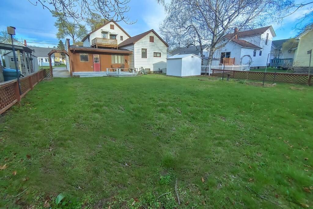 Huge Historic, W/Large Yard & Close To Beach Manistee Bagian luar foto